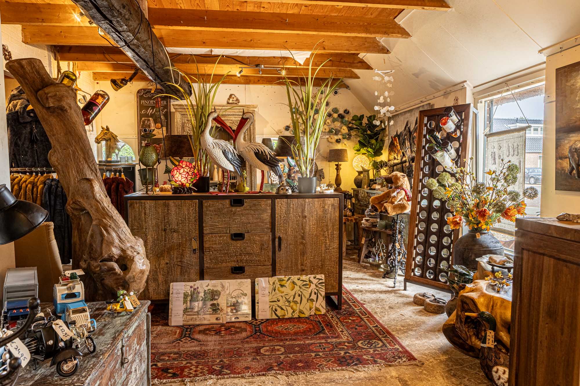 Sfeervol interieur van Diverse Pluimage in de woonboerderij