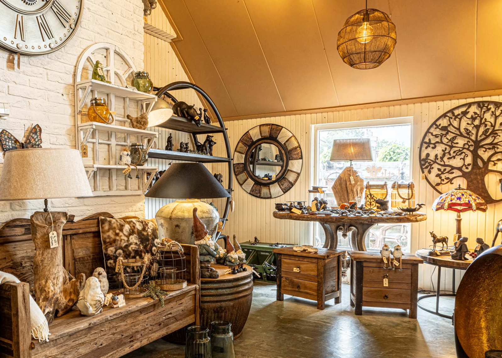 Sfeervol winkelinterieur met decoratie, lampen en meubels bij Diverse Pluimage