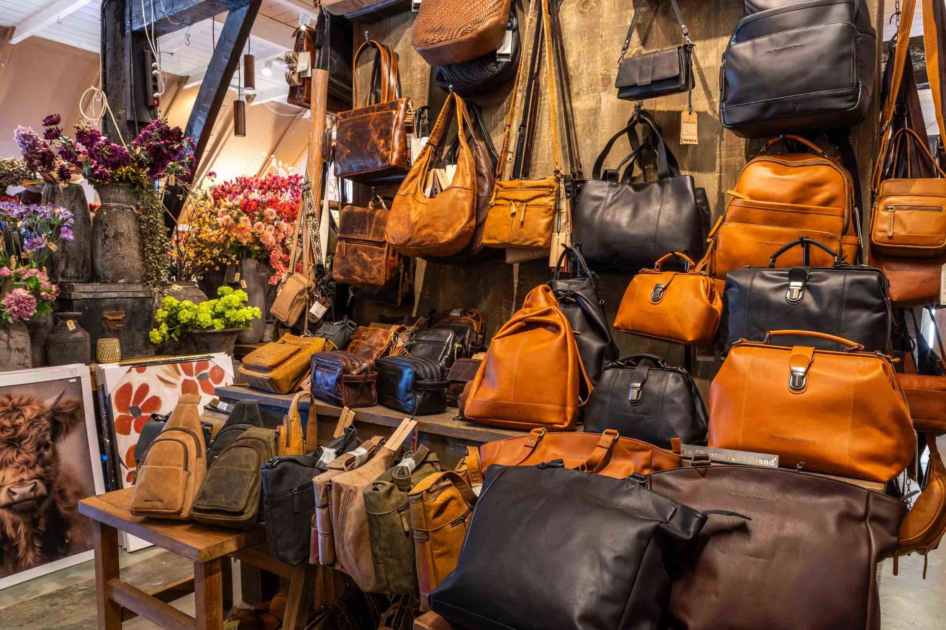 Collectie leren tassen in verschillende kleuren