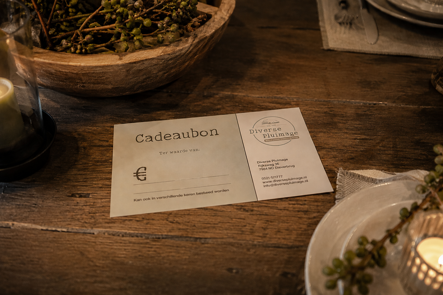 Cadeaubon van Diverse Pluimage op een sfeervol gedekte tafel