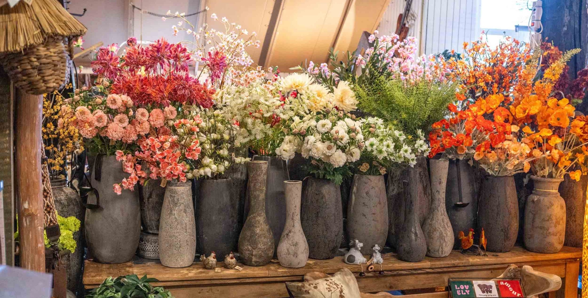 Sfeervolle vazen met zijdebloemen in de winkel