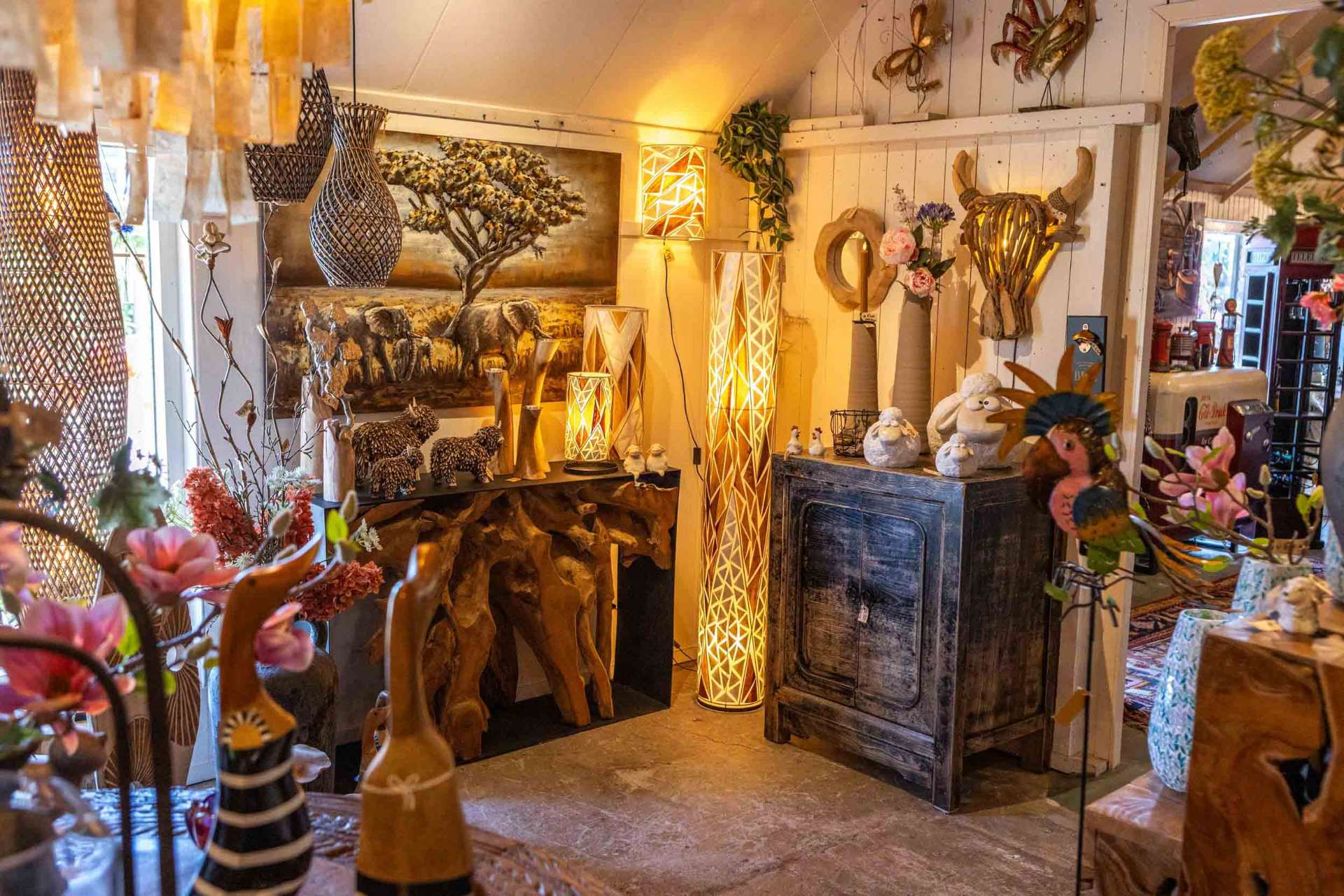 Interieur van de woonboerderij met lampen en decoratie