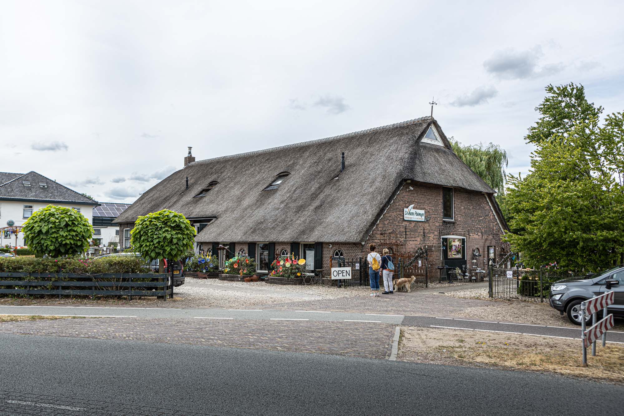 De karakteristieke woonboerderij van Diverse Pluimage in Dieverbrug